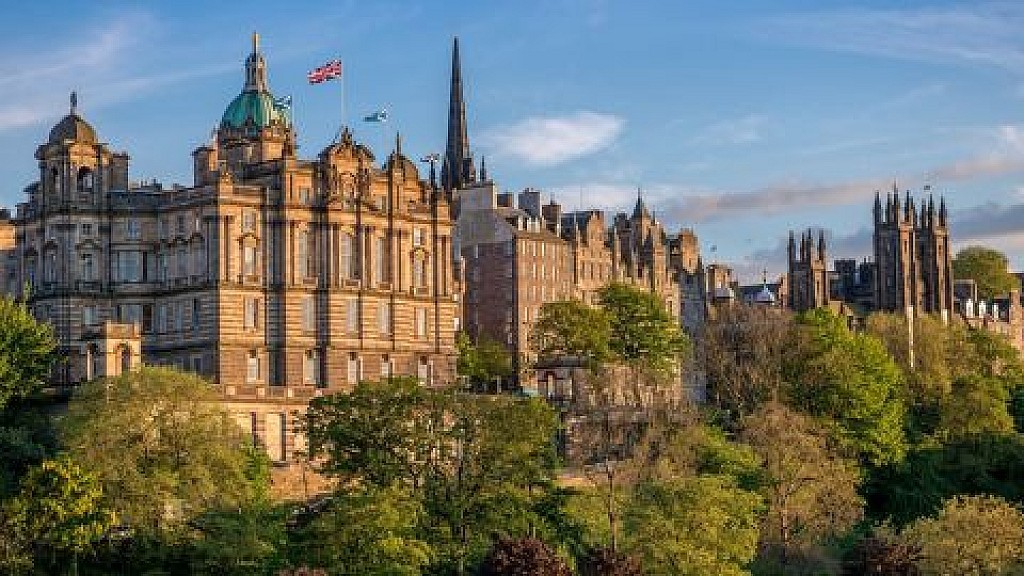 Edinburgh - The Royal City with castle & tour (standard class)